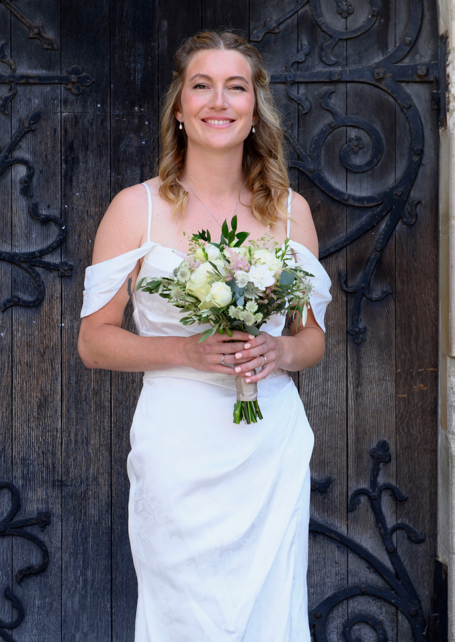 Bride in natural bridal makeup holding a bouquet